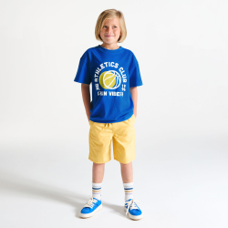 تيشيرت بأكمام قصيرة بمظهر رياضي، أحمر اللون للأولاد